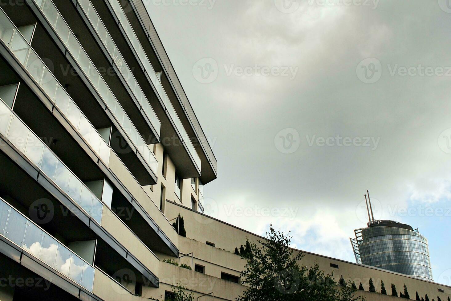 moderno y nuevo Departamento edificio. de varios pisos, moderno, nuevo y elegante vivo bloquear de pisos foto