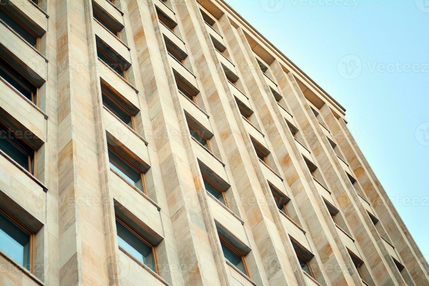 resumen de cerca de el revestido de vidrio fachada de un moderno edificio cubierto en reflexivo plato vaso. arquitectura resumen antecedentes. vaso pared y fachada detalle. foto