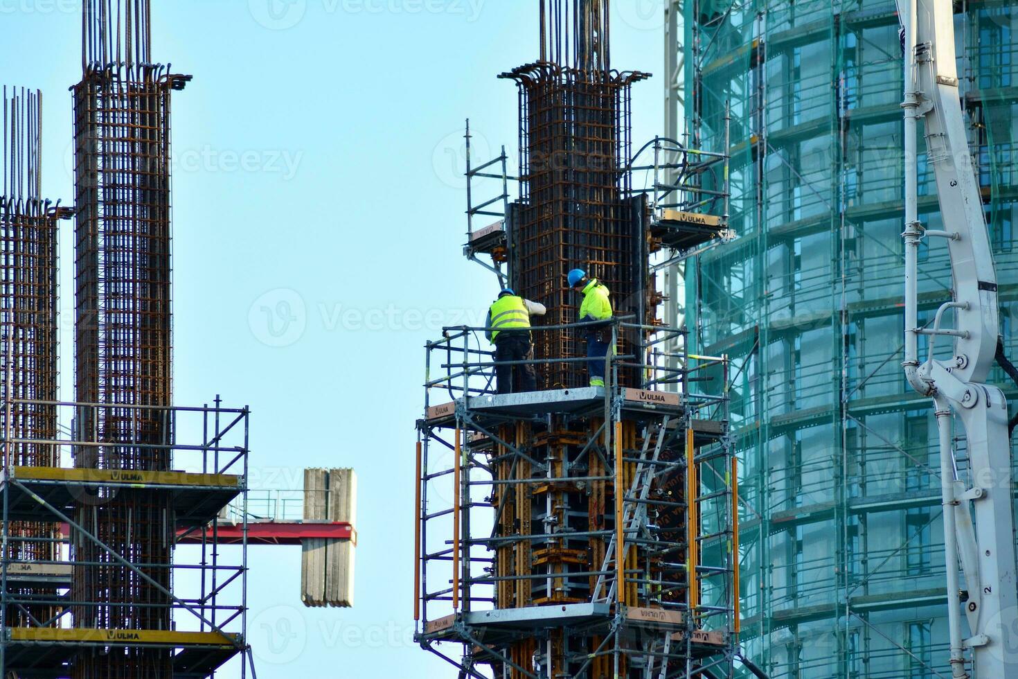 alto subir edificio debajo construcción. instalación de vaso fachada paneles en un reforzado hormigón estructura. foto