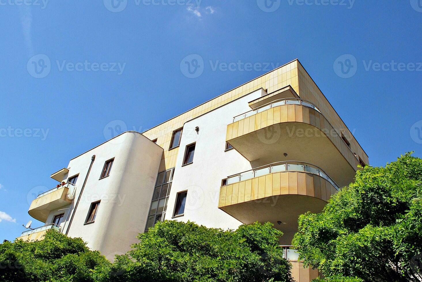 moderno y nuevo Departamento edificio. de varios pisos, moderno, nuevo y elegante vivo bloquear de pisos foto