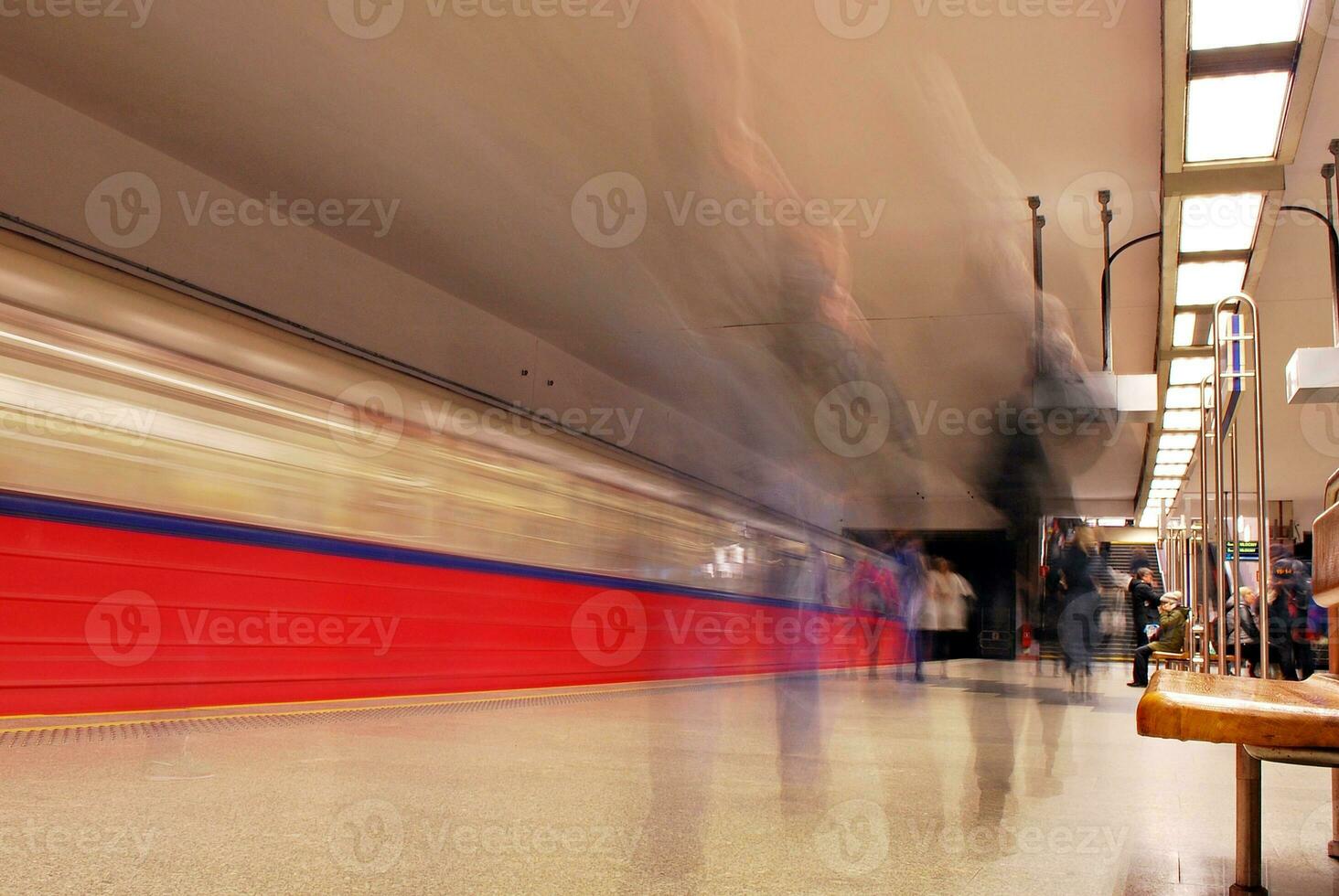 rápido movimiento de metro tren. largo exposición de un pasando por pasajero tren. en movimiento foto