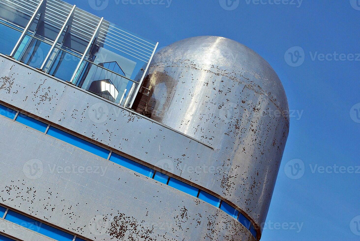 resumen de cerca de el revestido de vidrio fachada de un moderno edificio cubierto en reflexivo plato vaso. arquitectura resumen antecedentes. vaso pared y fachada detalle. foto