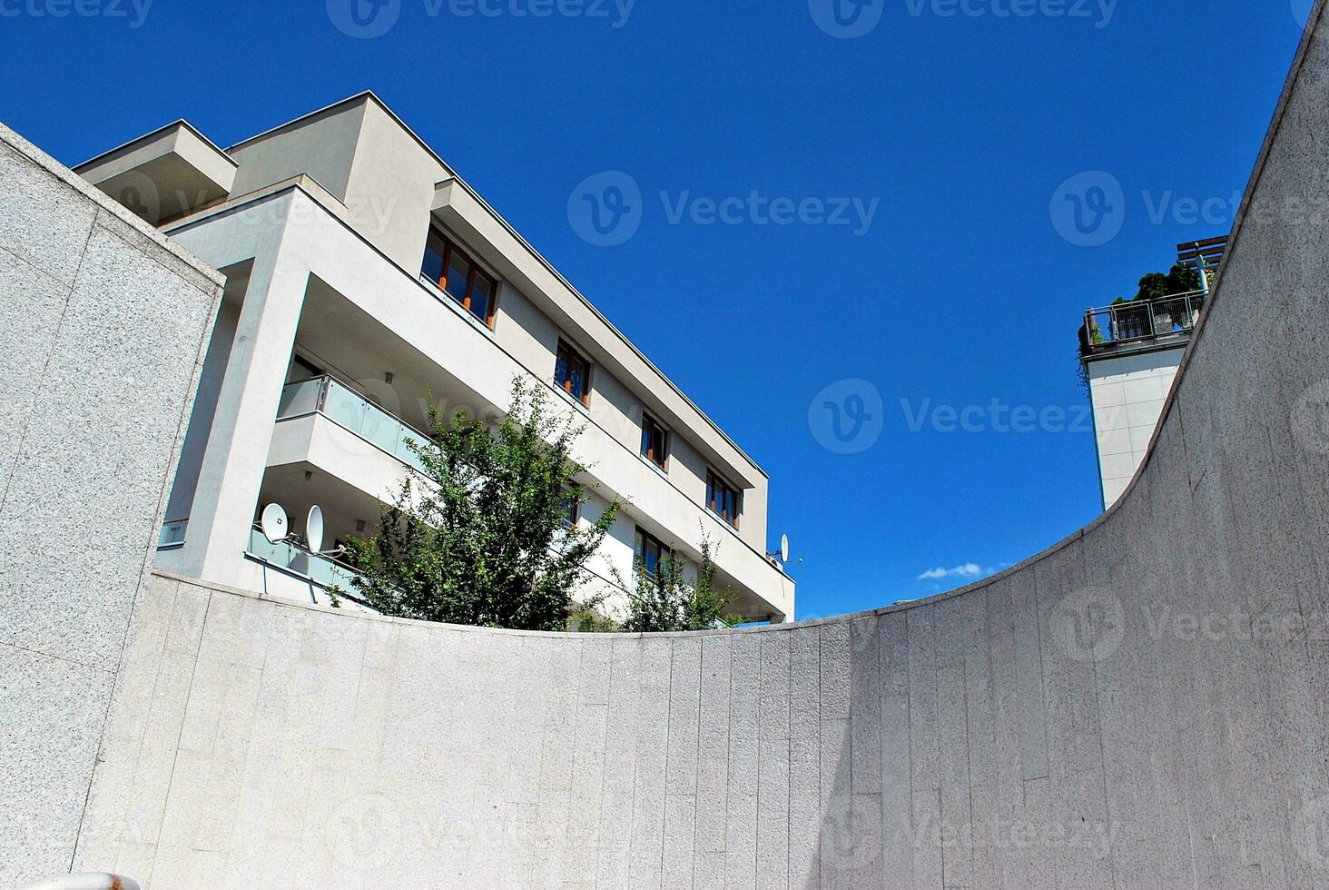 moderno y nuevo Departamento edificio. de varios pisos, moderno, nuevo y elegante vivo bloquear de pisos foto