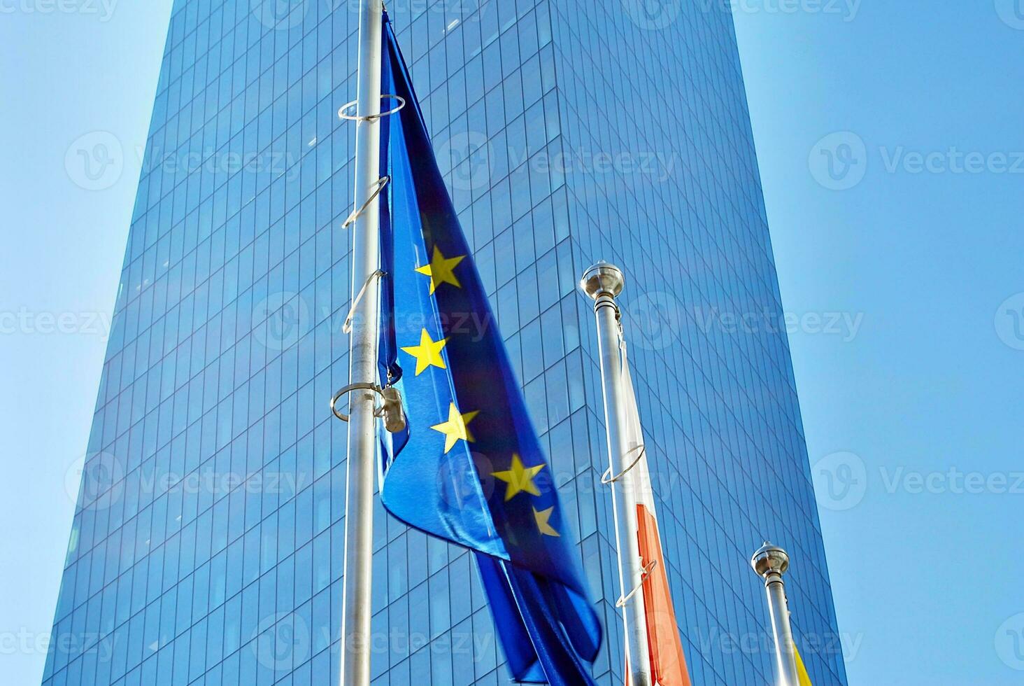 flaga unii europajskiej yo polska flaga n / A tle ahoraoczesnego budynku. foto