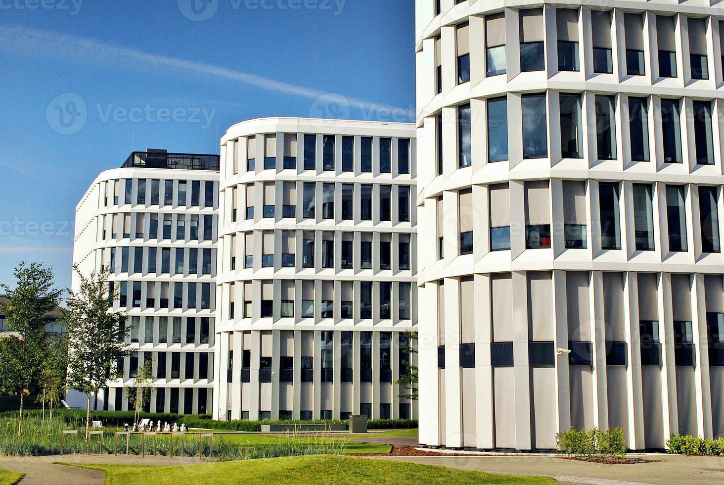 resumen de cerca de el revestido de vidrio fachada de un moderno edificio cubierto en reflexivo plato vaso. arquitectura resumen antecedentes. vaso pared y fachada detalle. foto