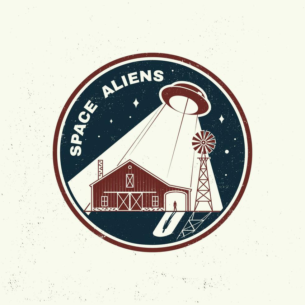 espacio extraterrestres humanos son no solo, camisa, yo, diseño, impresión. vector concepto para camisa, imprimir, estampilla, cubrir o modelo. Clásico tipografía diseño con OVNI volador astronave y granja silueta.