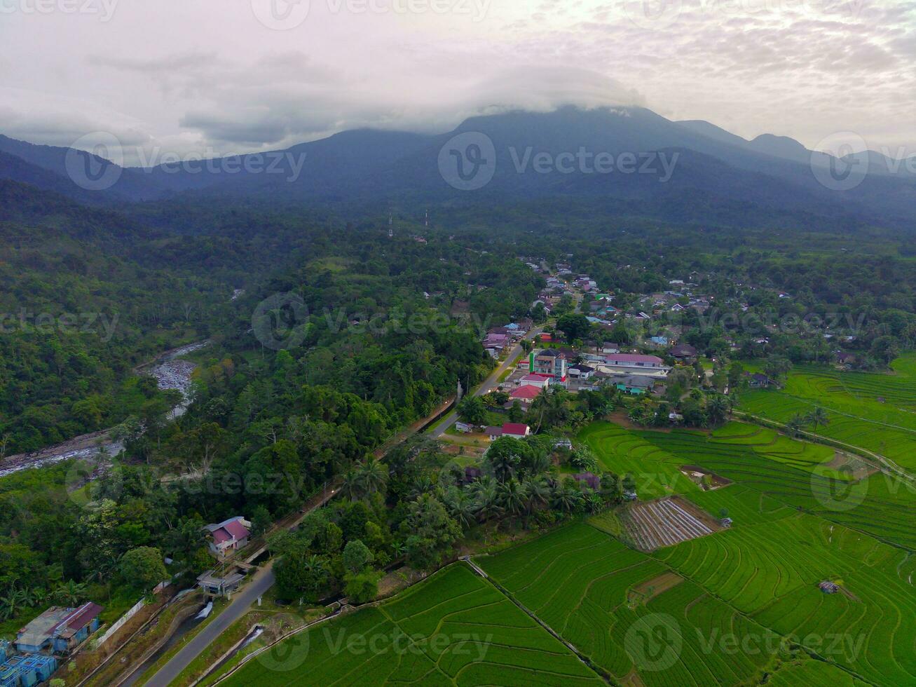 el belleza de el Mañana panorama con amanecer en Indonesia pueblo foto