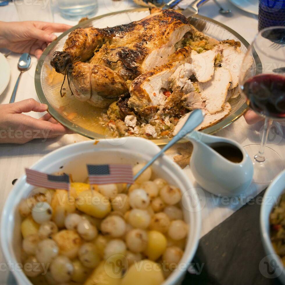 cerca arriba de Navidad mesa con Turquía y lado foto