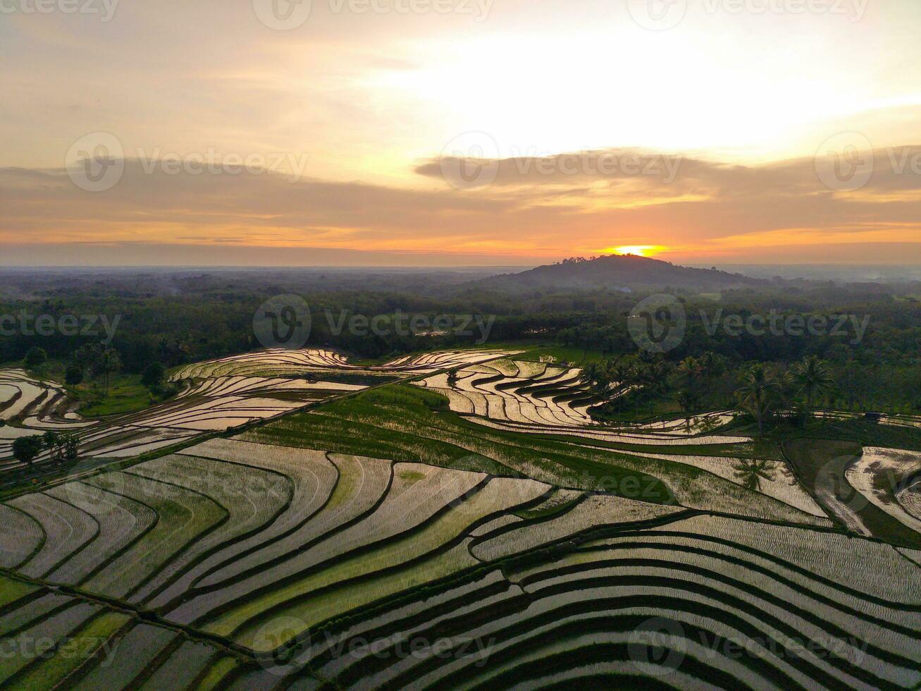 el belleza de el Mañana panorama con amanecer en Indonesia pueblo foto