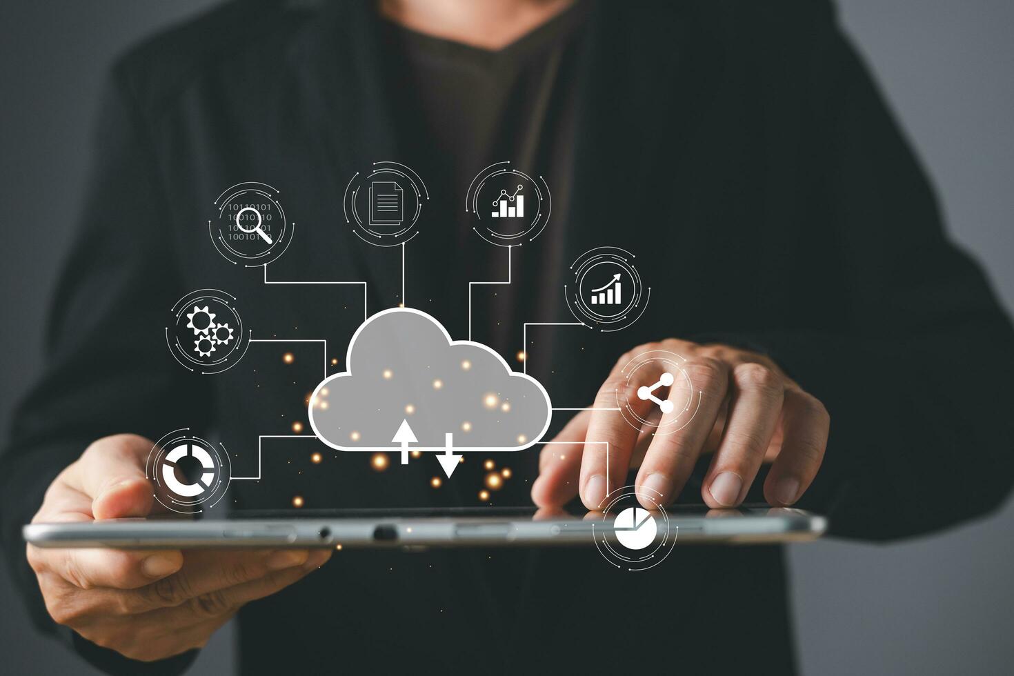 hombre utilizar tableta y icono nube informática diagrama. datos almacenamiento.nube tecnología.segura apoyo y consistencia redes y Internet Servicio concepto.implementando almacenamiento tecnología en negocio foto