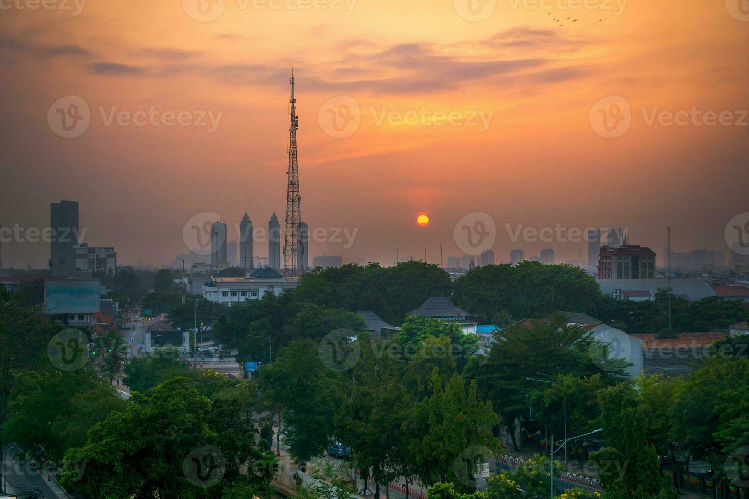 el belleza de el brumoso Mañana panorama con amanecer y arroz campos en bengkulu foto