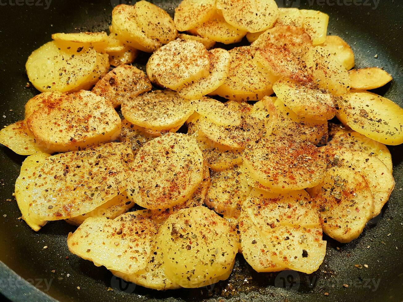 asado patatas con tocino cebollas y especias foto