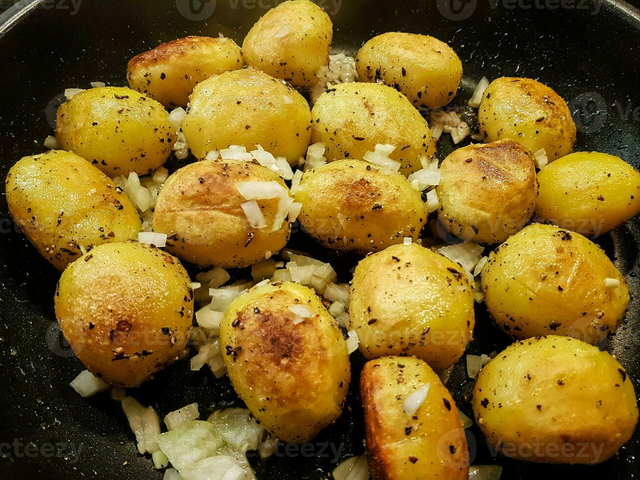 asado patatas con tocino cebollas y especias foto