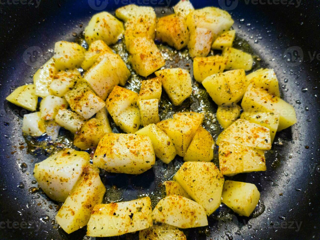 asado patatas con tocino cebollas y especias foto