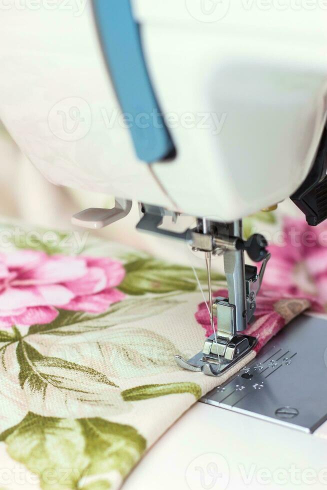 moderno de coser máquina y articulo de ropa foto