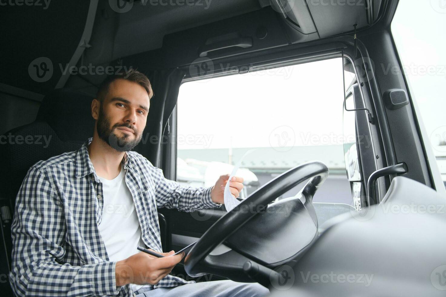 camionero sentado en la cabina foto