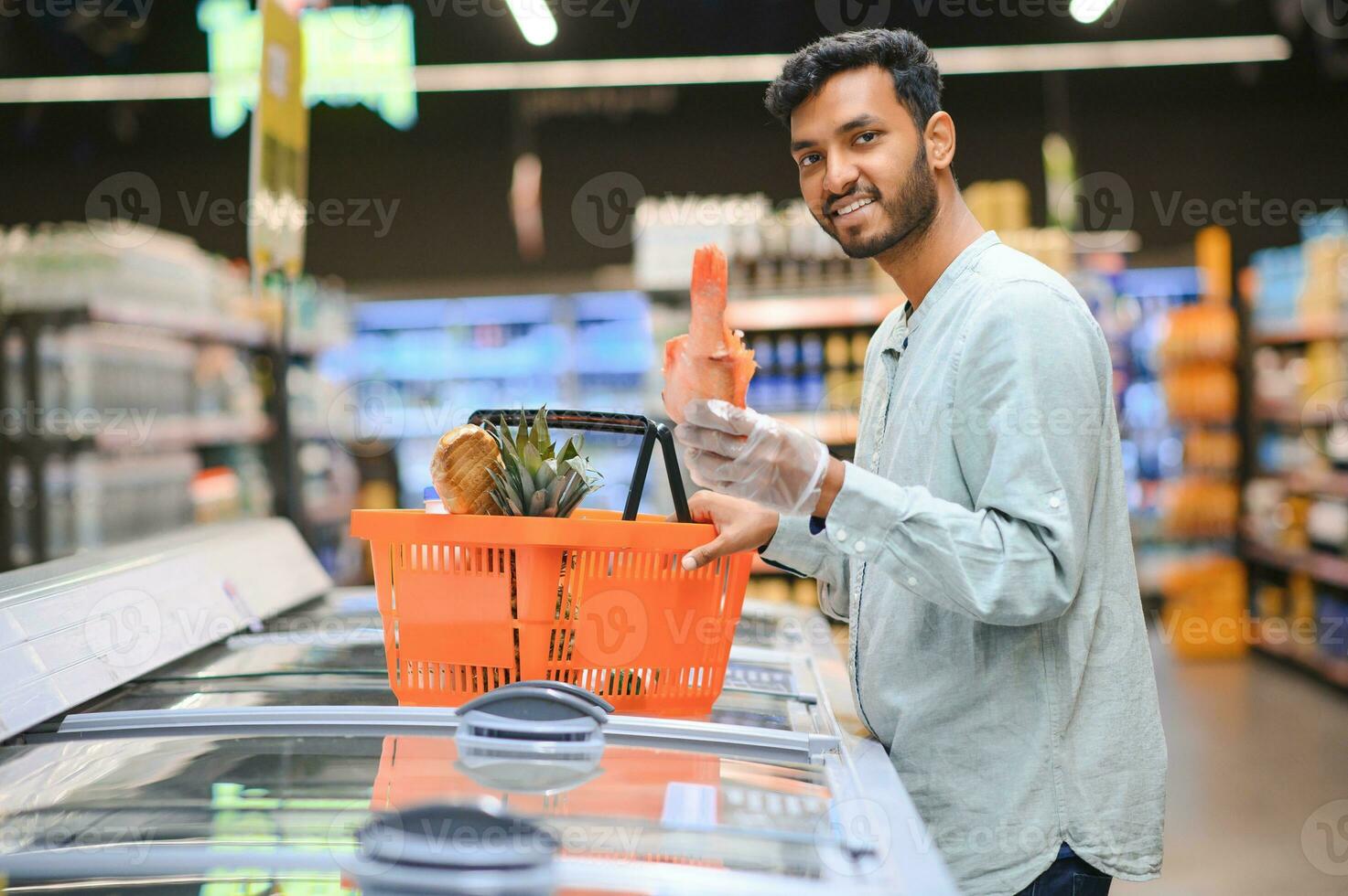 retrato de indio masculino en tienda de comestibles con positivo actitud foto