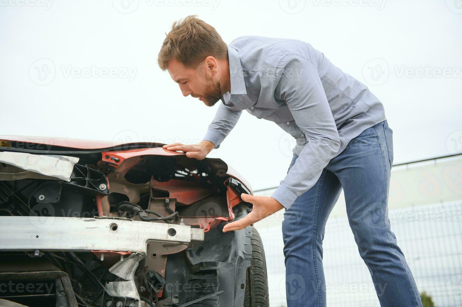 hombre Espere para seguro llamada centrar a ayuda después un coche choque accidente en el la carretera foto