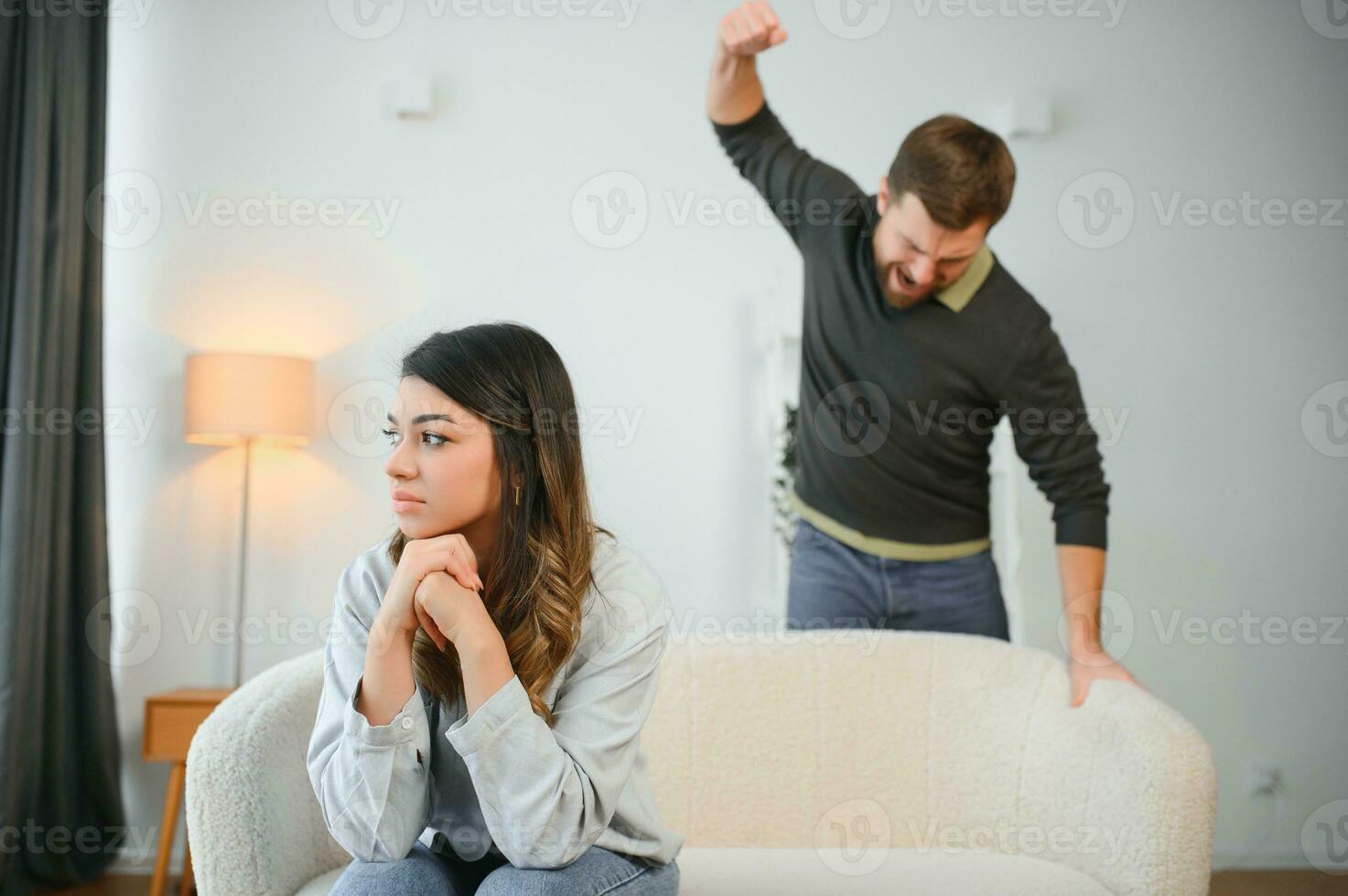 un agitado y trastornado marido gritos y mira a su esposa, un pelea Entre esposos. familia malentendido, pelea foto