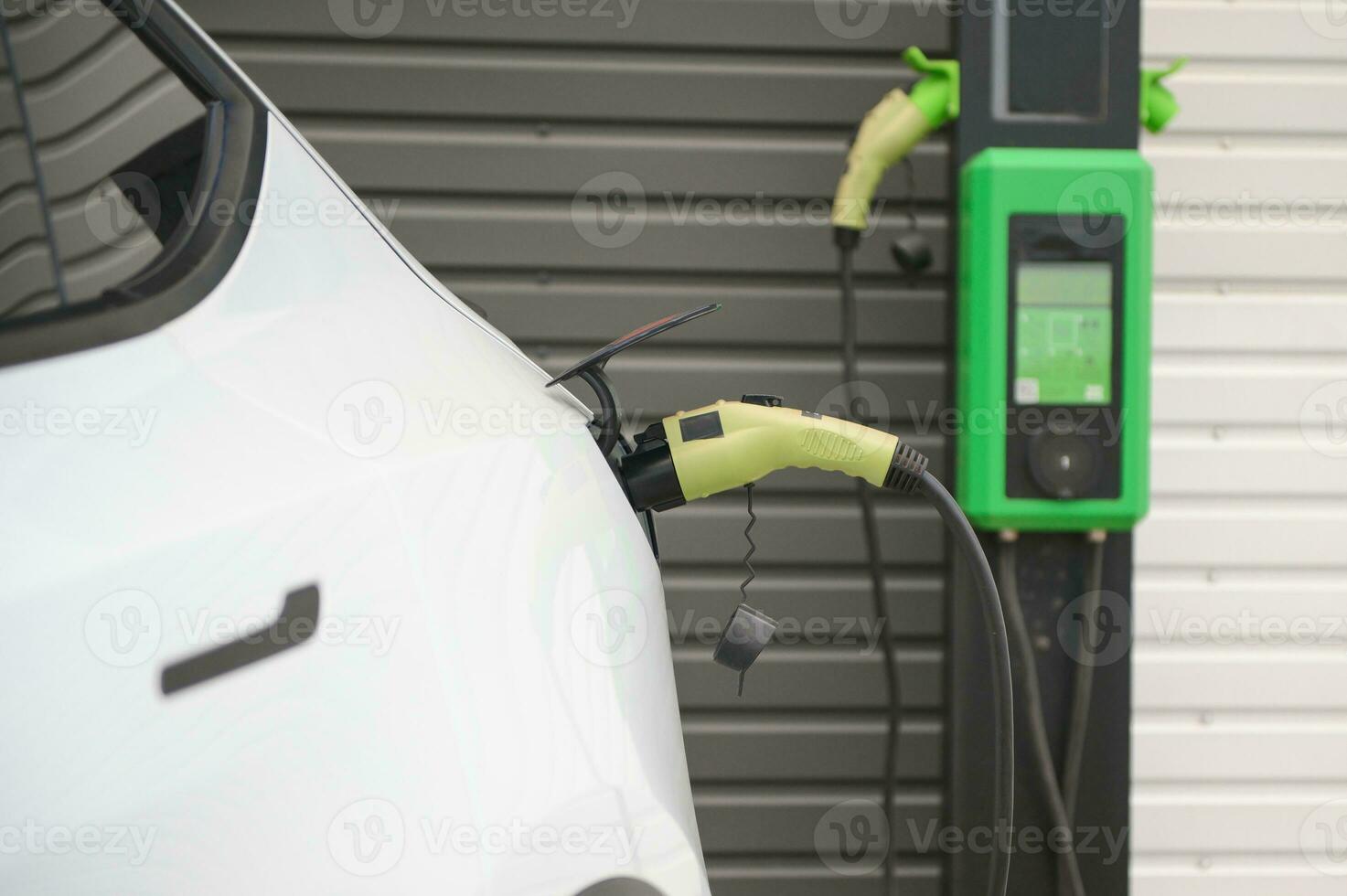 ev cargando estación para eléctrico coche en concepto de verde energía y eco poder producido desde sostenible fuente a suministro a cargador estación en orden a reducir co2 emisión foto