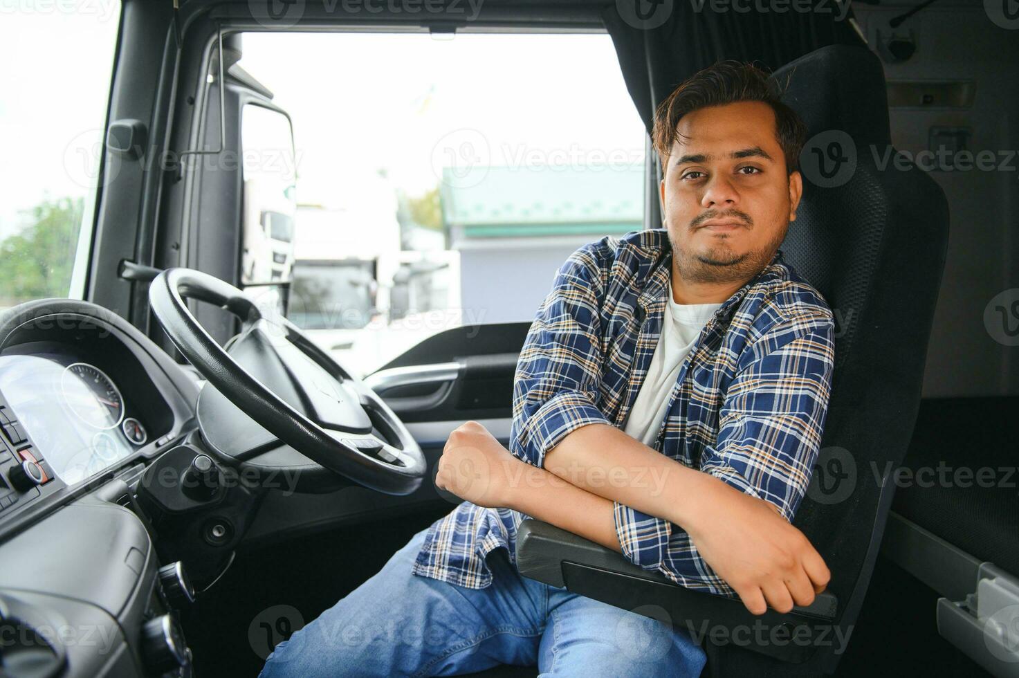 retrato de un joven hermoso indio camión conductor. el concepto de logística y carga transporte. foto