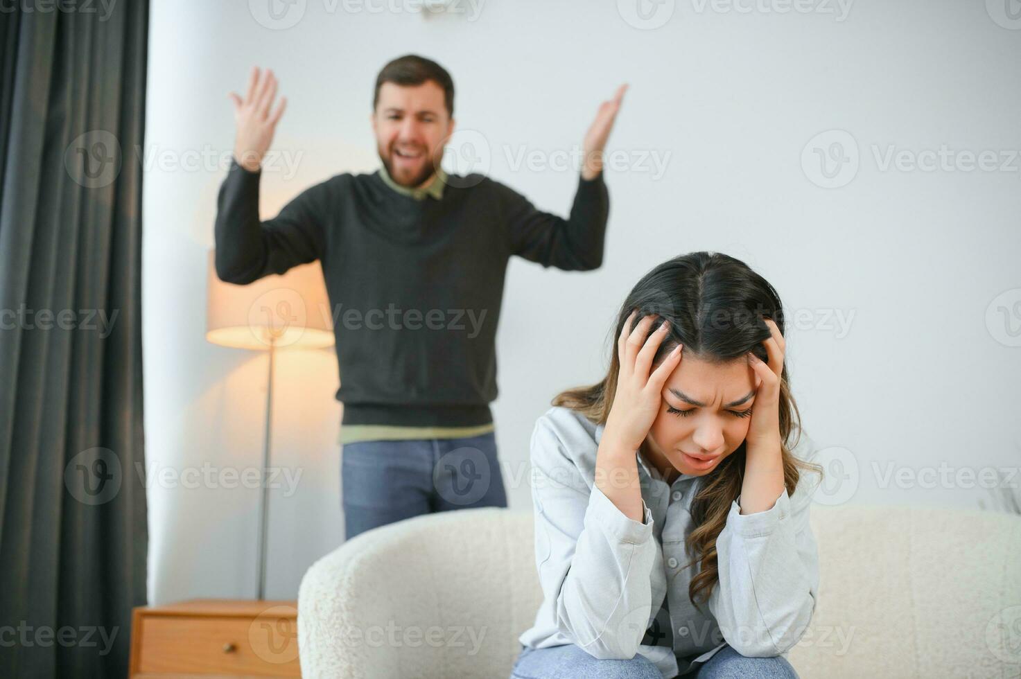 un agitado y trastornado marido gritos y mira a su esposa, un pelea Entre esposos. familia malentendido, pelea foto