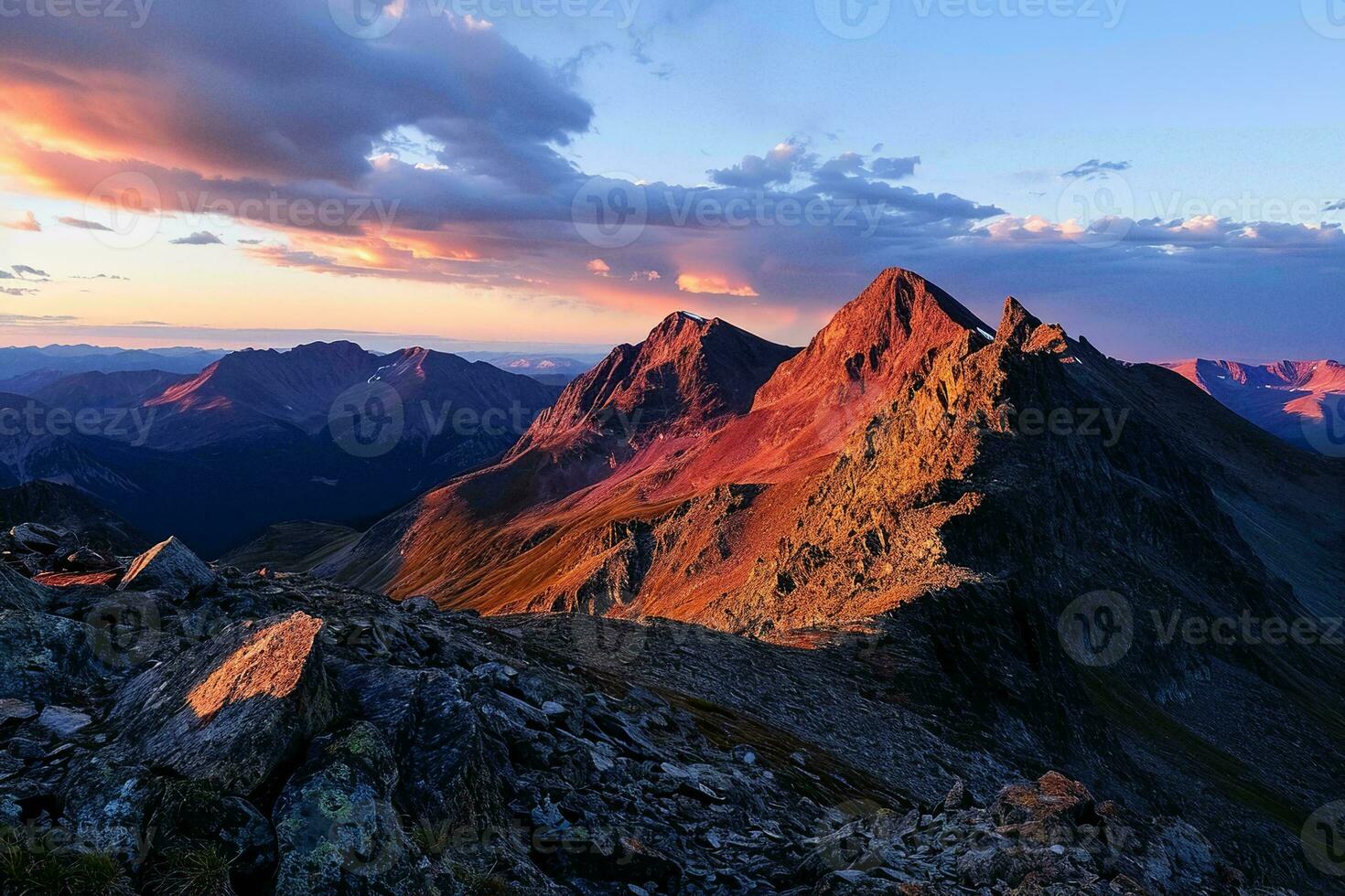 AI generated A breathtaking sunset casts warm, golden light on rugged mountain peaks, highlighting the intricate textures and elevating the serene, natural beauty of the landscape. photo