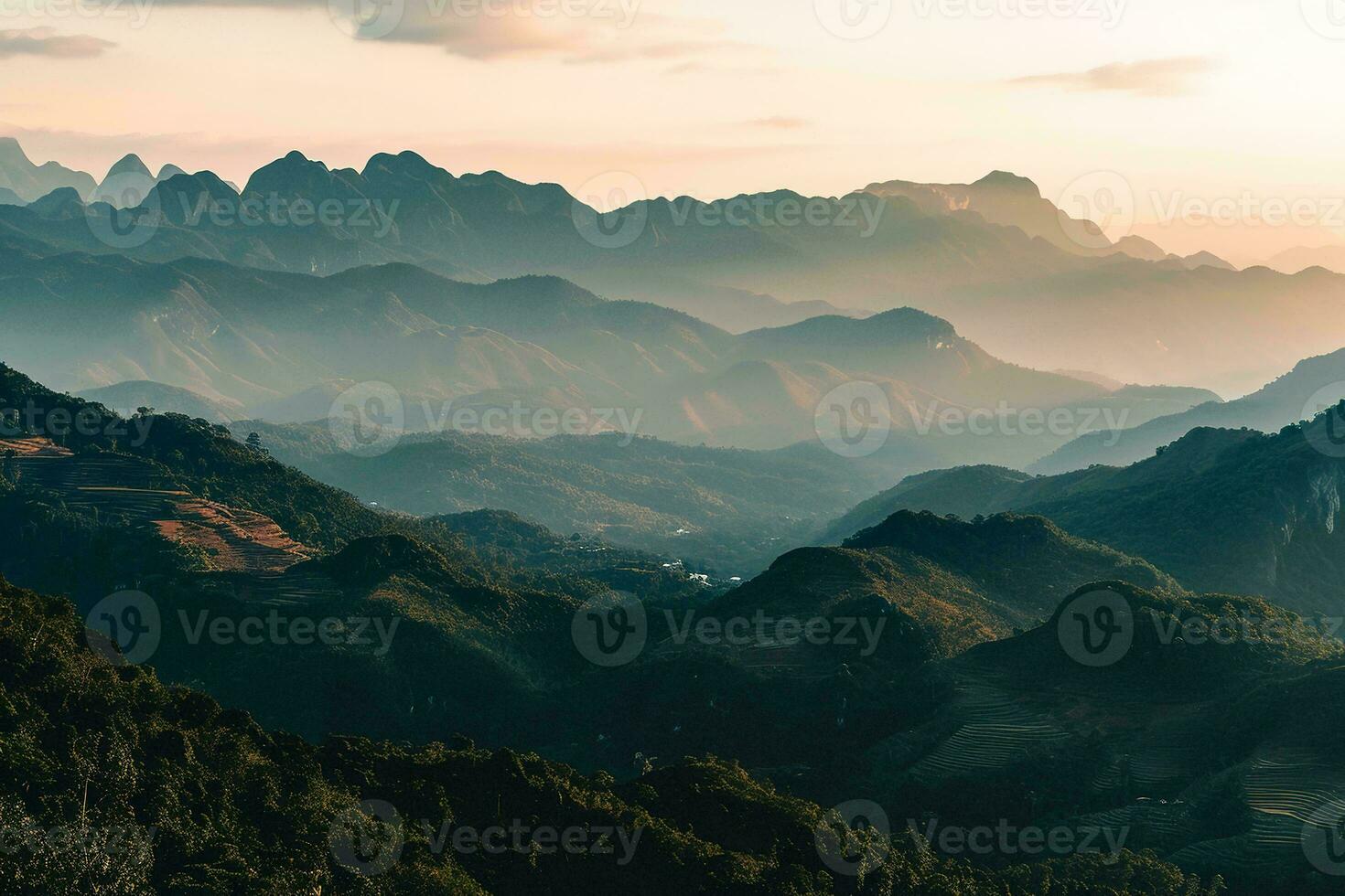AI generated a breathtaking view of layered mountains veiled in mist, illuminated by the gentle hues of a setting sun, evoking peace. photo