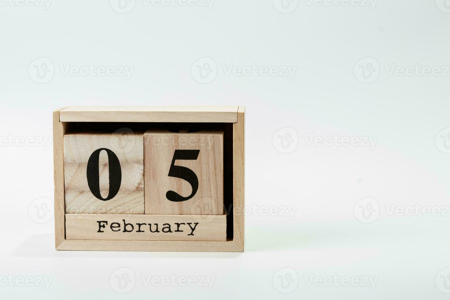 de madera calendario febrero 05 en un blanco antecedentes foto