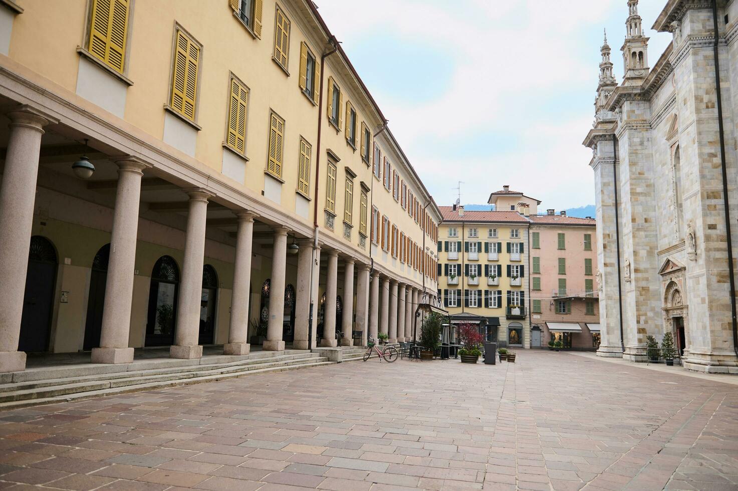 como, lombardía, Italia. fotografía de vacío calle en en el centrar de italiano ciudad de como cerca el medieval catedral foto