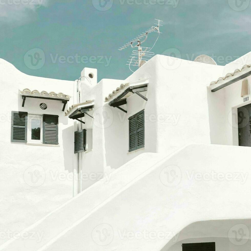 blanco Mediterráneo verano casa azul cielo foto