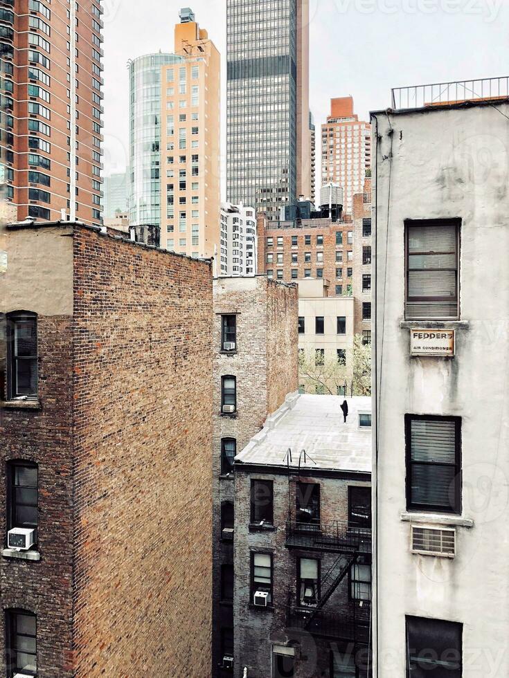 urbano paisaje con Alto edificios, exhibiendo el arquitectónico diversidad y densidad de un moderno ciudad. foto