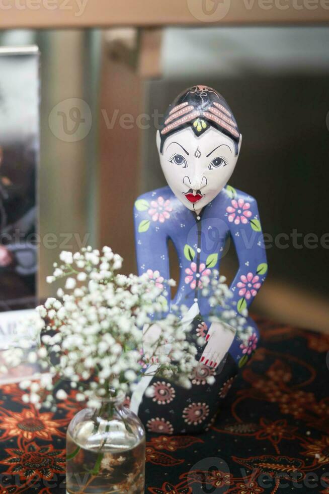 javanés tradicional muñeca sentado en el altar foto