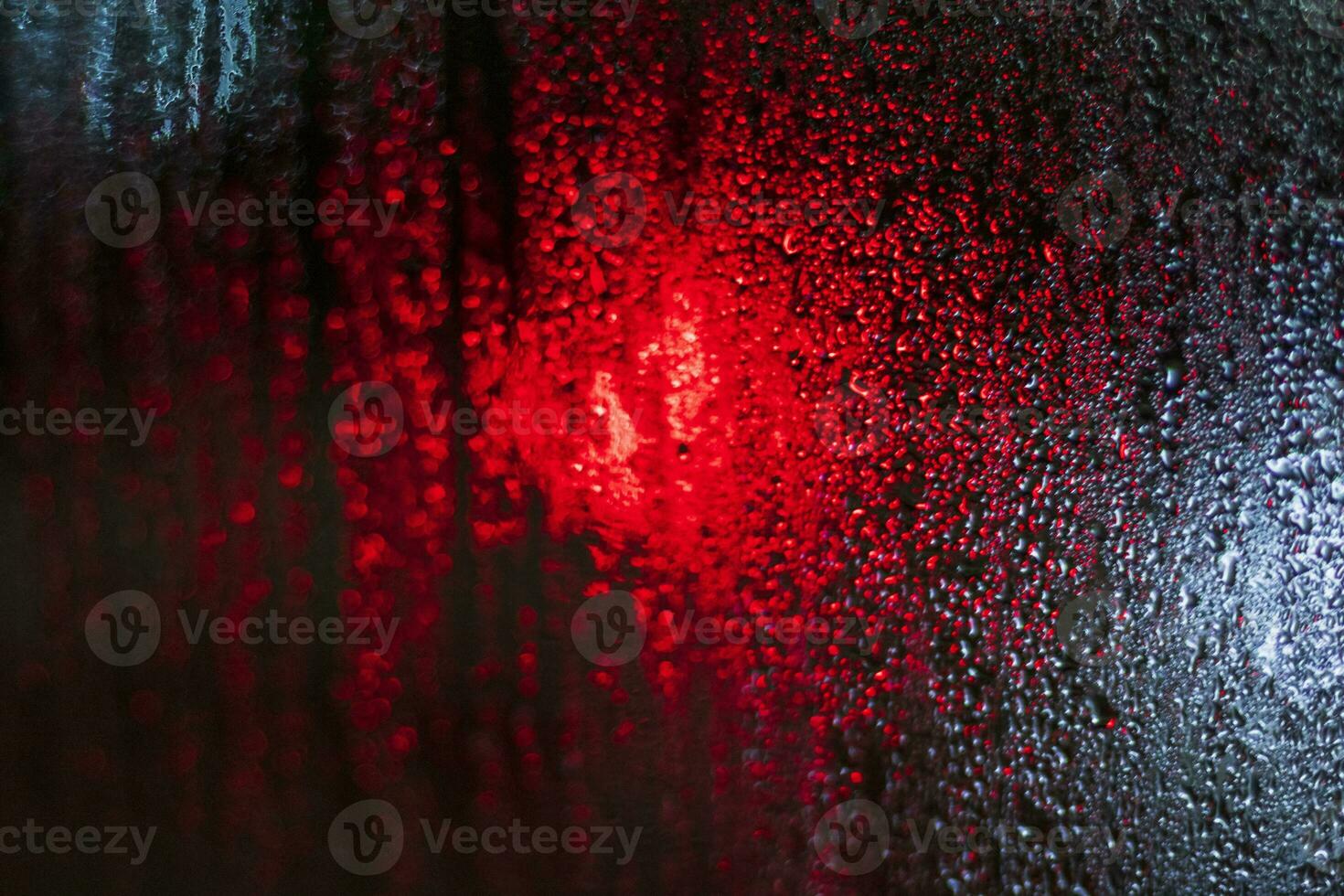 Disparo de el ventana con borroso luces en el antecedentes y condensación. antecedentes foto