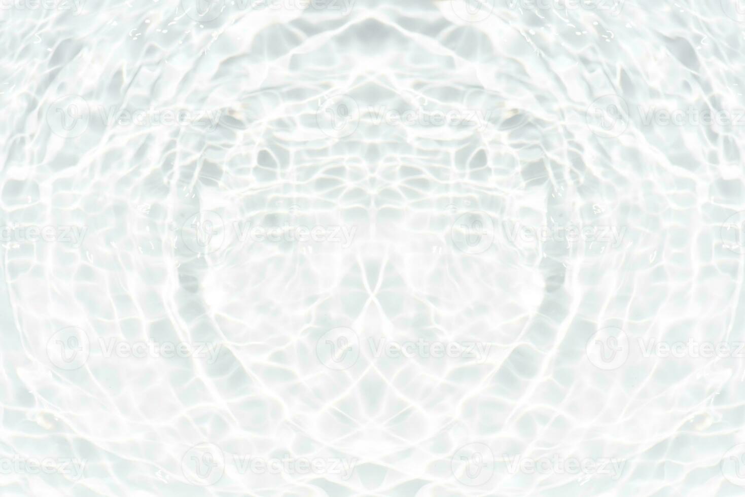 desenfoque borroso transparente color azul claro agua tranquila textura superficial con salpicaduras y burbujas. fondo de naturaleza abstracta de moda. ondas de agua a la luz del sol con espacio de copia. acuarela azul brillante foto