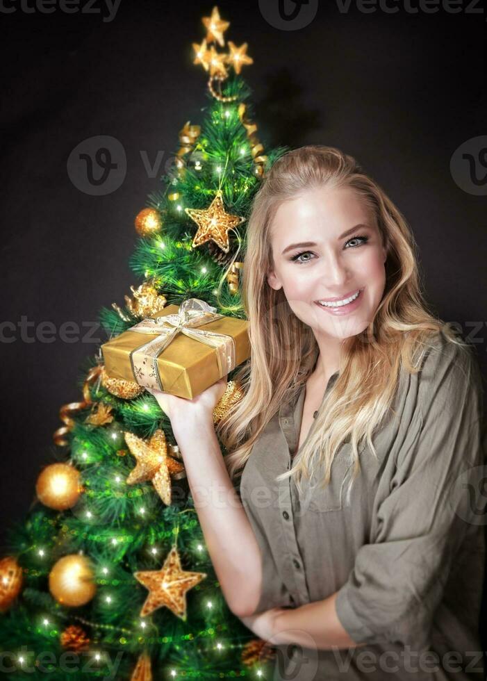 linda hembra cerca Navidad árbol foto