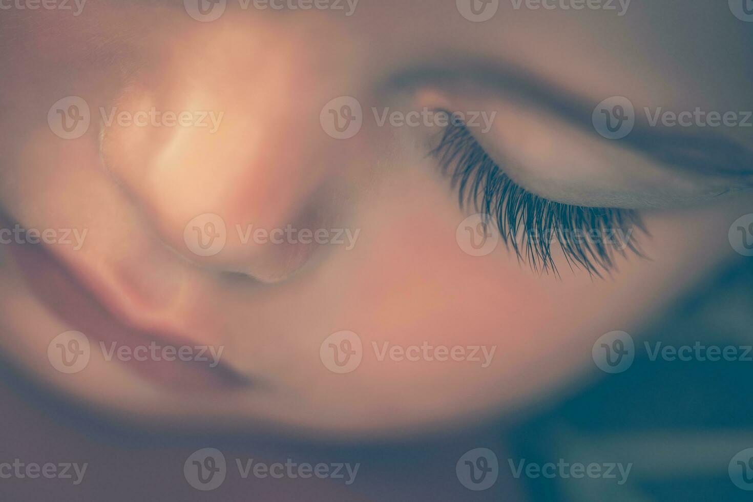 adorable niño dormido foto