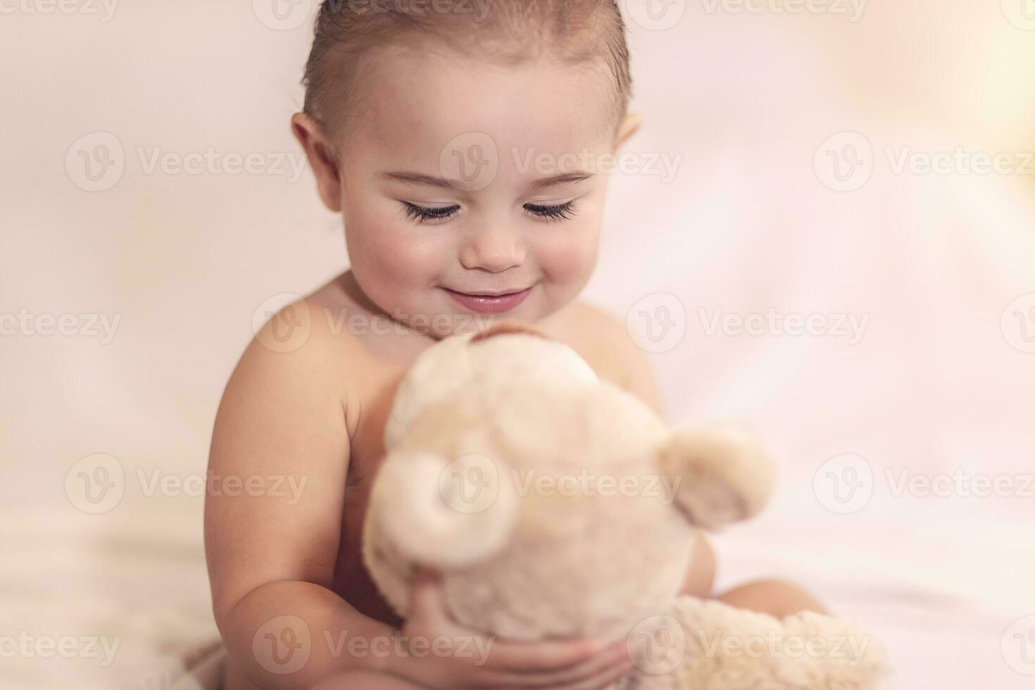 linda bebé con un oso foto