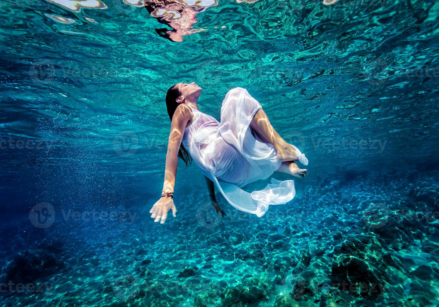 maravilloso hembra bailando submarino foto