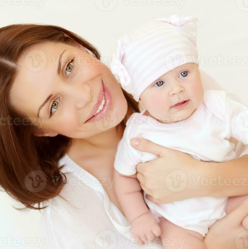 hermosa mamá llevar bebé foto