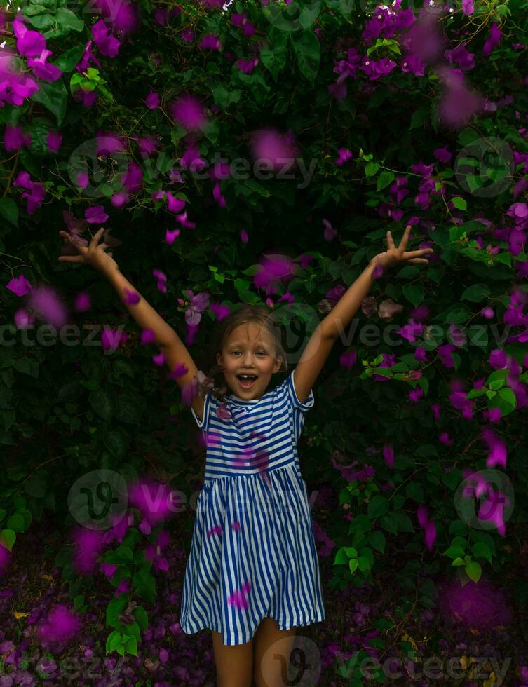 contento pequeño niña lanza flores foto