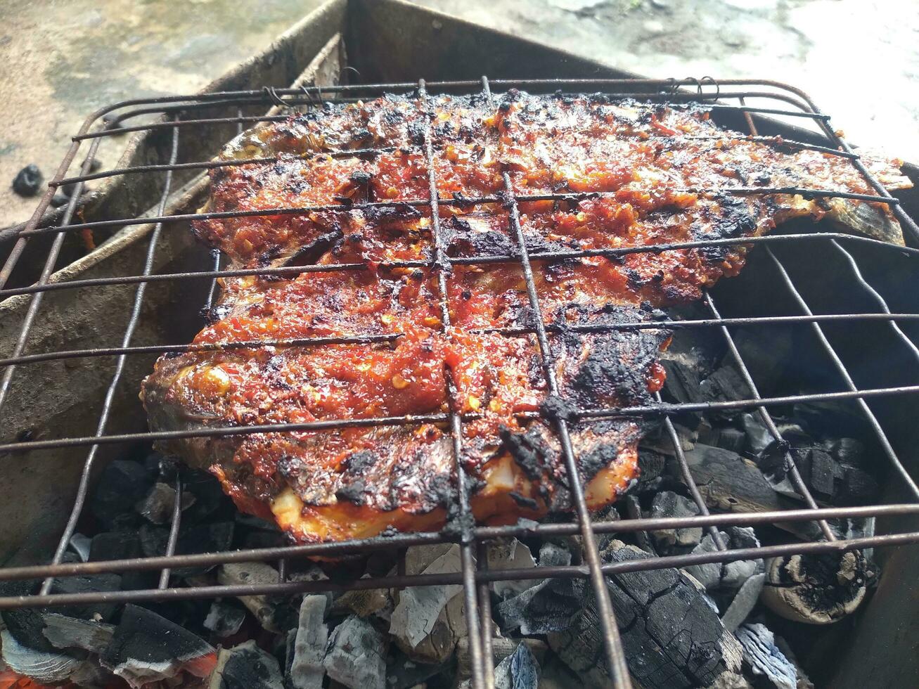 A la parrilla tilapia con un delicioso y ligeramente picante gusto foto