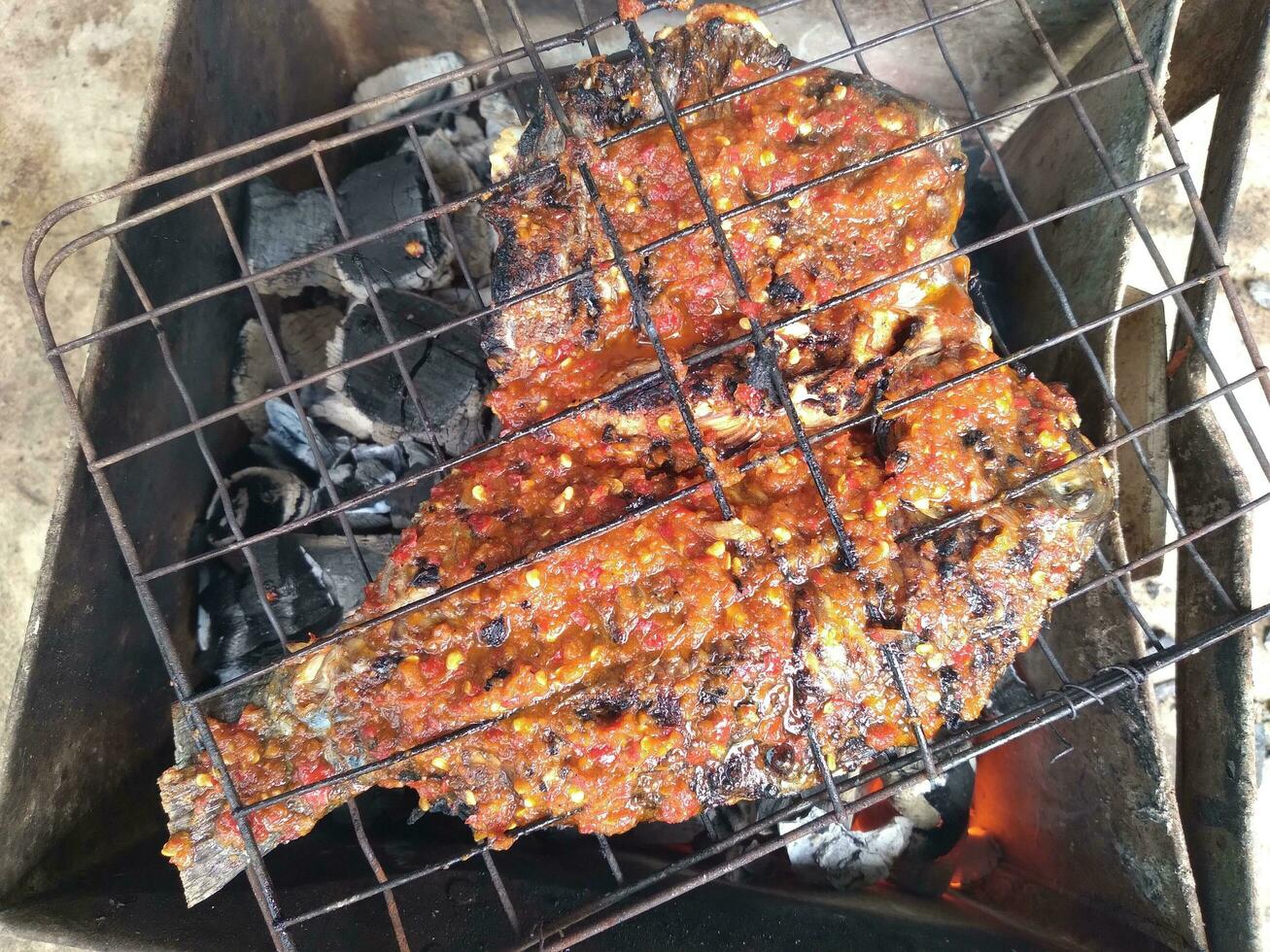 A la parrilla tilapia con un delicioso y ligeramente picante gusto foto