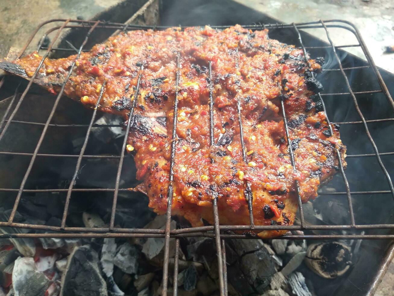 A la parrilla tilapia con un delicioso y ligeramente picante gusto foto