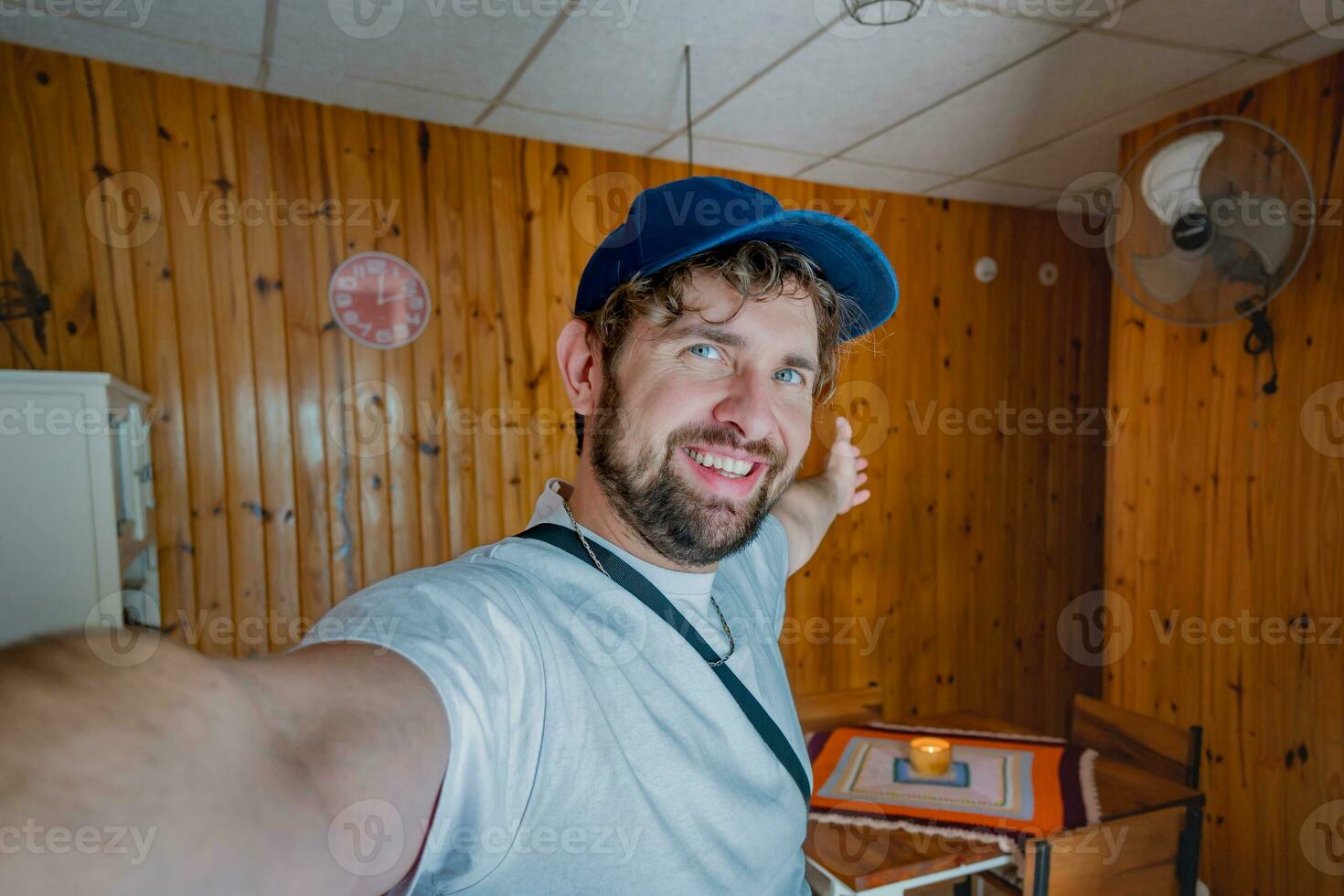 selfie de un joven hombre en un turismo departamento. foto