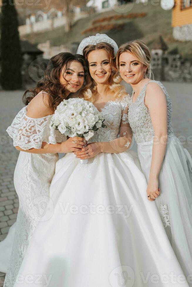 elegante damas de honor tener divertido con el novia en naturaleza y actitud mirando dentro el cámara foto