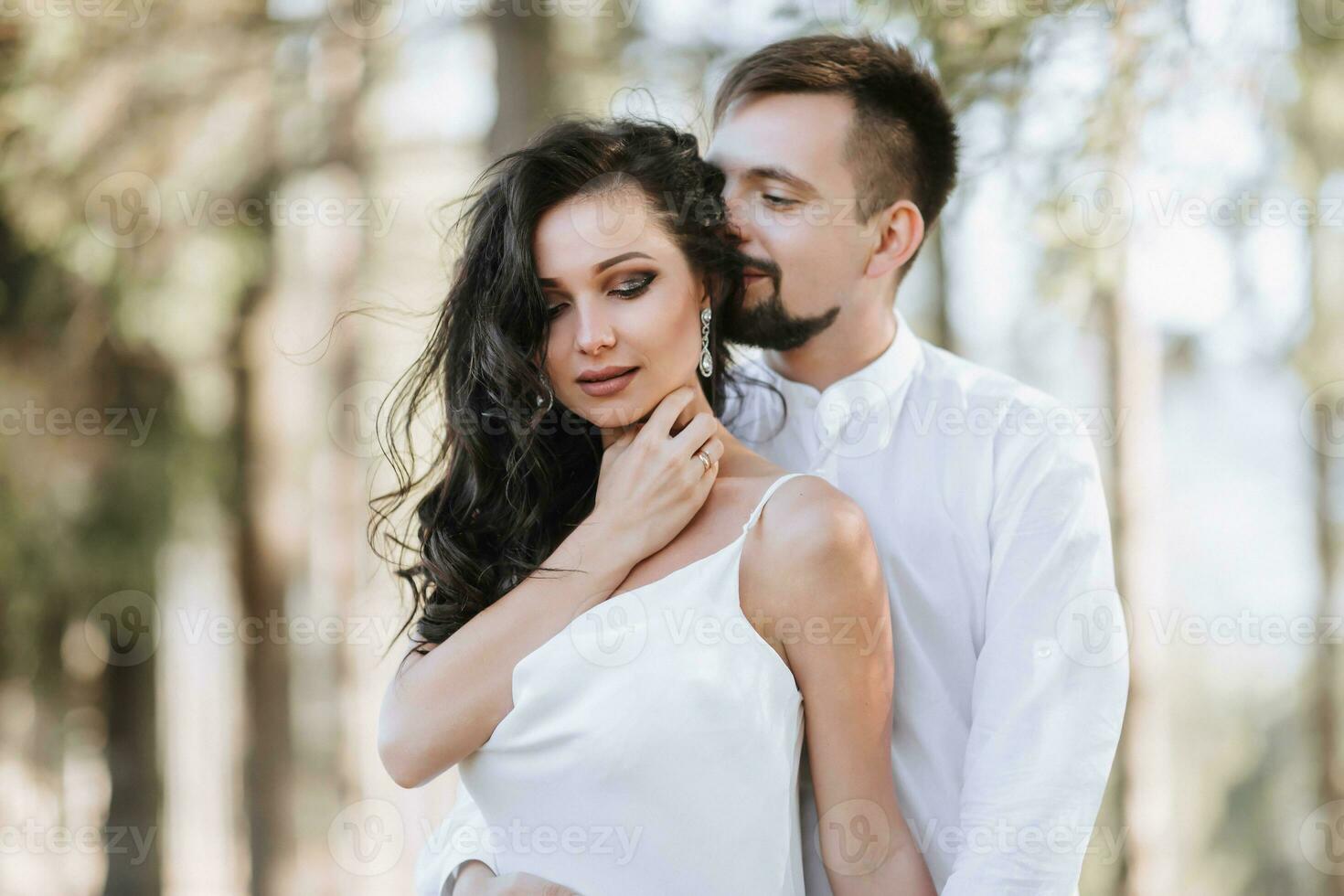 joven contento Pareja en amor abrazando sonriente y teniendo divertido en el montañas. alto calidad foto. un niña en un hermosa blanco vestido. retrato foto