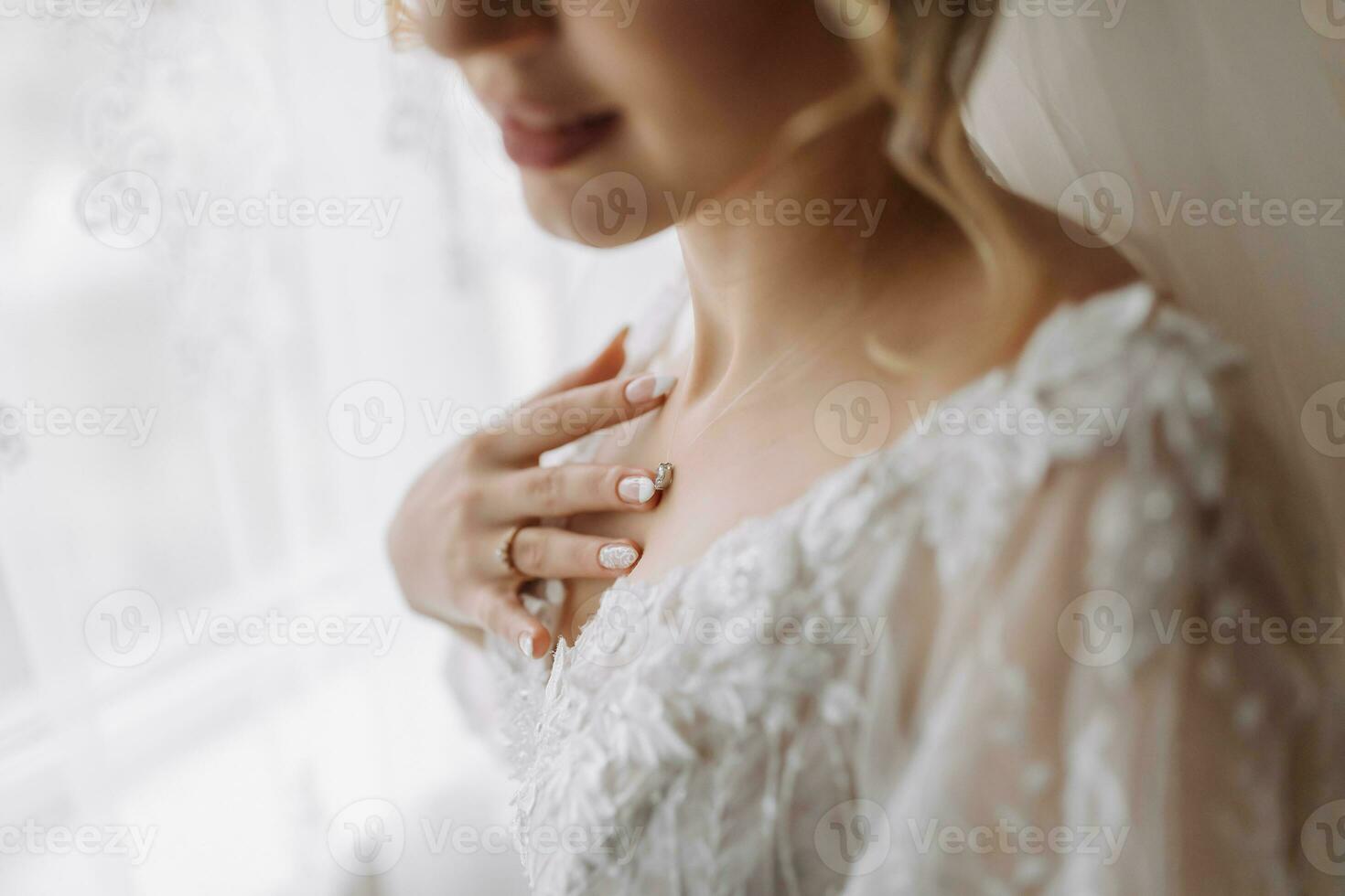 Boda detalles. un de cerca foto de el de la novia manos. hermosa manos. francés manicura. características. hermosa pelo y constituir. diadema. luz