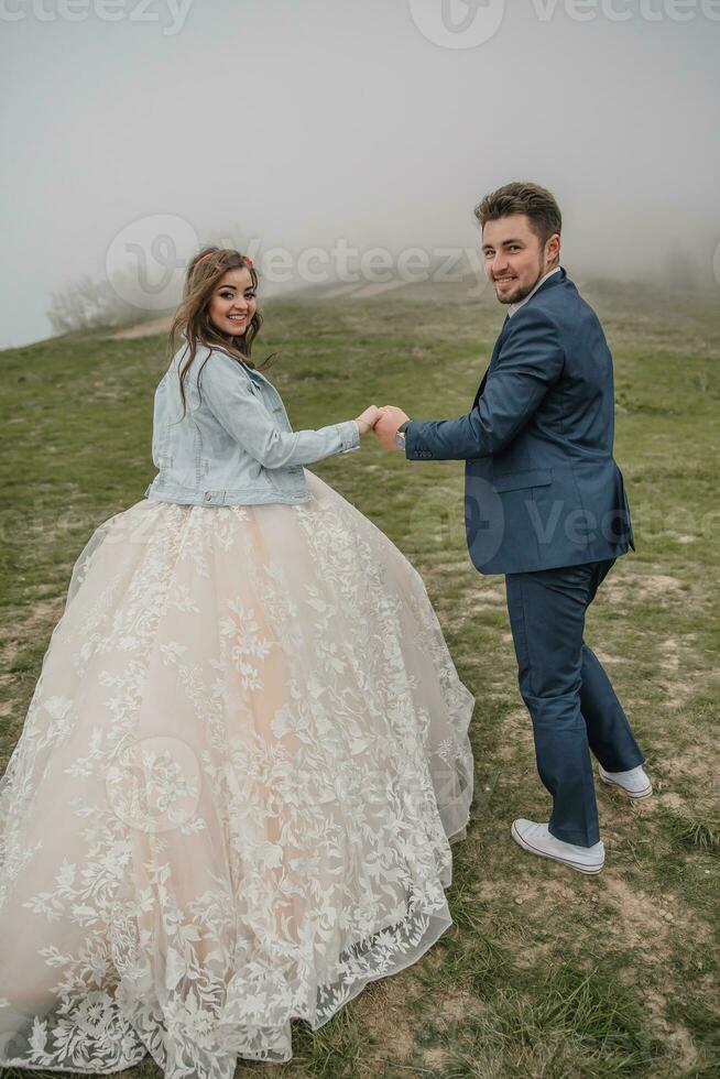 contento Boda Pareja en el montañas. foto desde el atrás. novio y novia. Boda foto sesión en naturaleza. foto sesión en el bosque de el novia y novio.