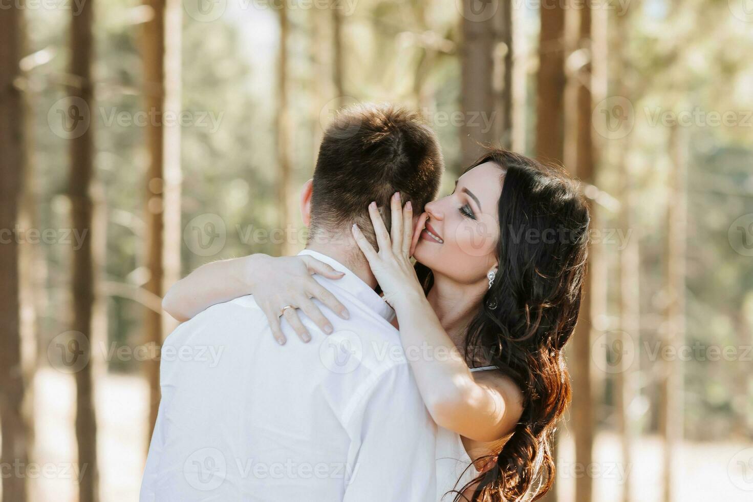 joven contento Pareja en amor abrazando sonriente y teniendo divertido en el montañas. alto calidad foto. un niña en un hermosa blanco vestir foto